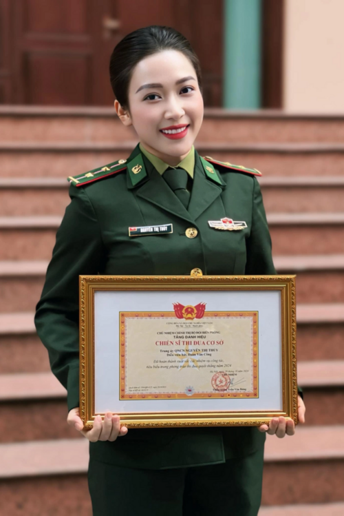 Trung úy Nguyễn Thị Thủy gây sốt khi mặc quân phục "đẹp như hoa hậu"