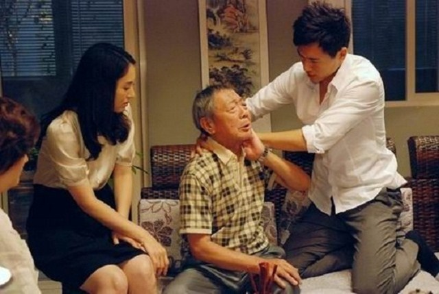 Gia đình vỡ trận vì bố chồng nhổ tóc cháu nội đòi xét nghiệm ADN