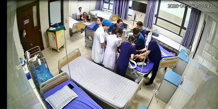 Cứu thành công bệnh nhân 12 tuổi ngừng tim do sốc phản vệ khi tiêm kháng sinh trong gang tấc