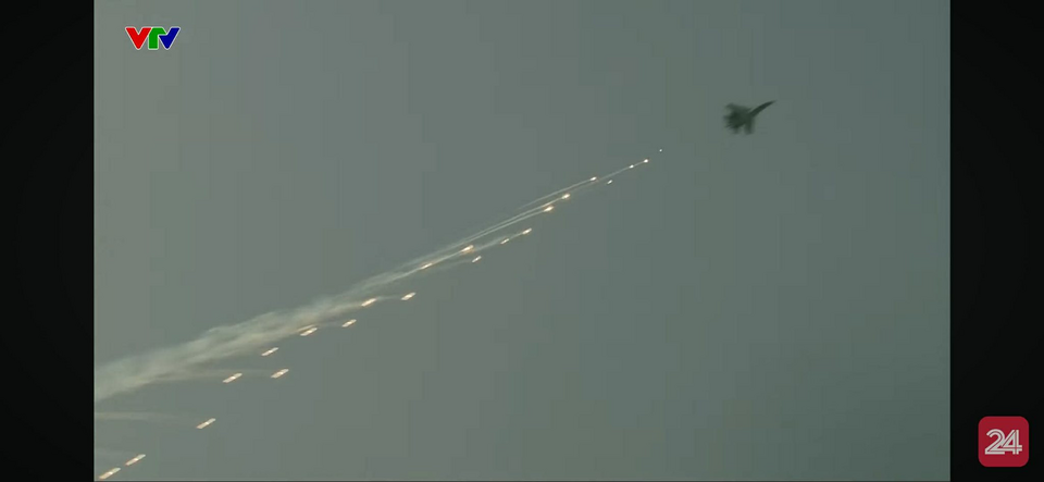 Xem lại khoảnh khắc tiêm kích Su-30 nhào lộn, thả bẫy nhiệt mở màn Lễ diễu binh 30/4/2025