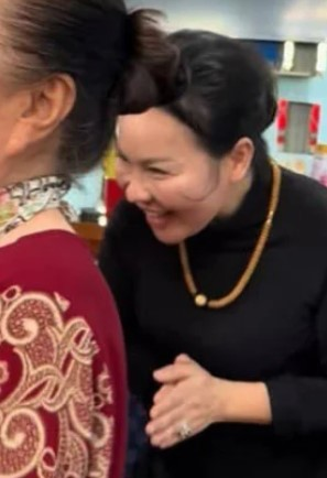 Thái độ 'khó hiểu' của vợ Quý Bình sau lễ thủy táng chồng, bị CĐM bóc mẽ chỉ vì một hành động