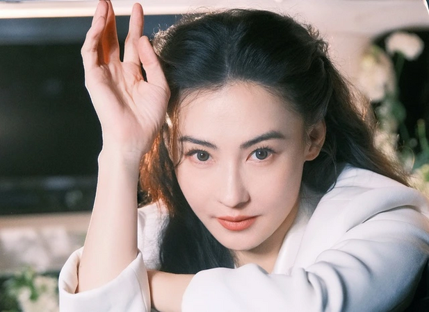 Trương Bá Chi phản ứng sau khi Tạ Đình Phong bày tỏ tình yêu với Vương Phi tại concert