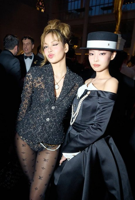 Lisa hình như... quên mặc quần đi dự Met Gala 2025