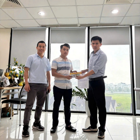Câu chuyện đẹp: Cư dân chung cư Gemek 1 trả lại gần 30 triệu đồng rơi từ trên cao