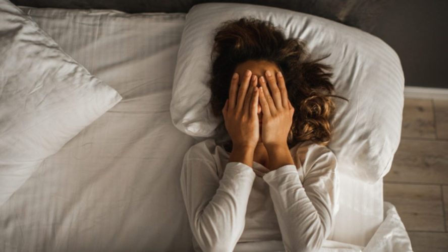Thiếu ngủ khiến da lão hóa không phanh, có dưỡng nước thần cũng không lại được