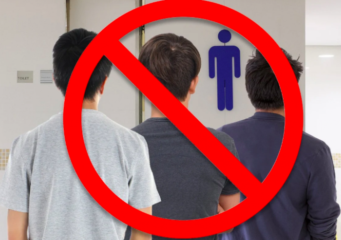 Một trường học nội trú bị chỉ trích dữ dội vì phạt học sinh đi vệ sinh vào ban đêm