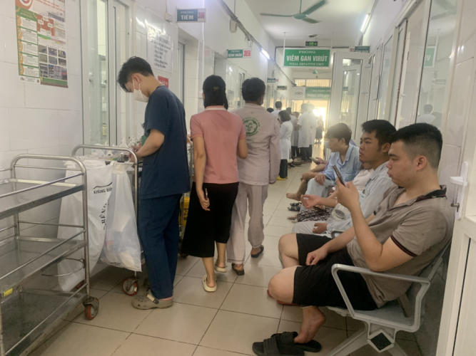 Cần bỏ giấy chuyển tuyến với những bệnh hiểm nghèo, nhưng làm sao để bệnh viện tuyến trên không vỡ trận?