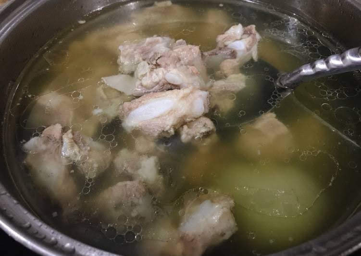Có nên chần xương trước khi nấu không?