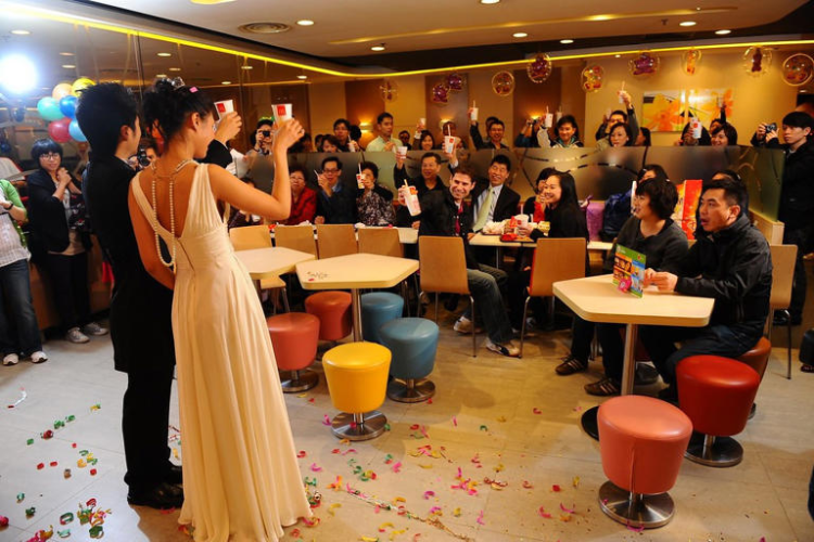 Bạn nghĩ gì khi đám cưới tổ chức ở quán lẩu, quán karaoke?