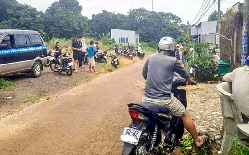 Mẹ bé trai bán vé số khóc ngất vì ‘chưa kịp thấy mặt con lần cuối’