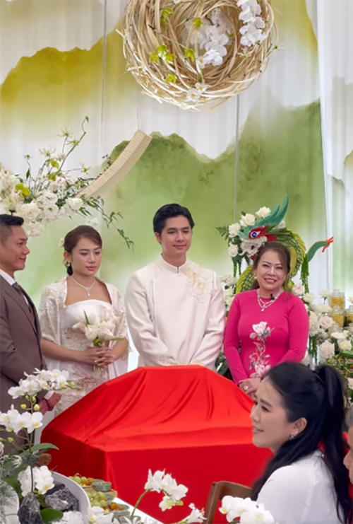 Vàng đang tăng phi mã mà có mẹ tặng hồi môn 1.050 cây vàng cho con gái gây choáng cộng đồng mạng