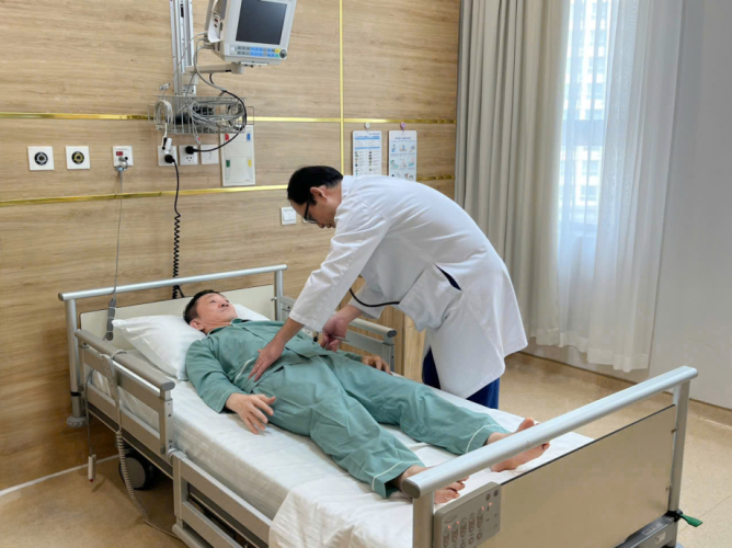 Hồi tỉnh sau 80 ngày sống thực vật: Quá may mắn cho người đàn ông 41 tuổi bị đột quỵ