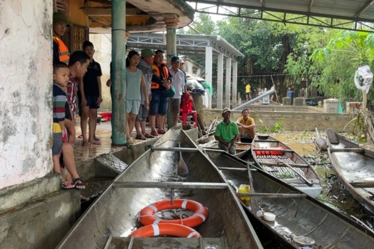 Quá thương: Hai bé trai sinh đôi chết đuối trong sân nhà ngập nước ở Quảng Bình