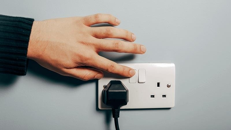 Dùng xong máy giặt có cần rút phích cắm điện ra không?