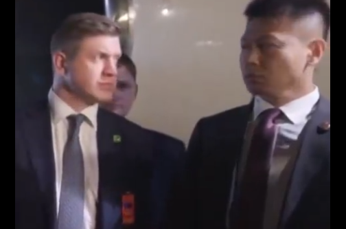 Cách cận vệ của Putin và Tập Cận Bình chào nhau