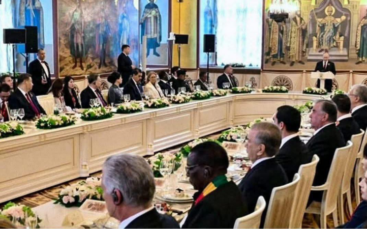 Chi tiết đặc biệt về vị trí ngồi của Tổng thống Putin tại bữa tiệc chiêu đãi Ngày chiến thắng tối qua
