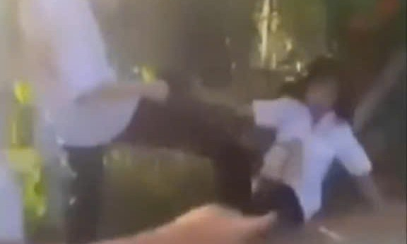 Xử lý 2 nữ sinh lớp 7 'đánh hội đồng' và làm nhục bạn cùng trường, quay video đăng lên mạng xã hội