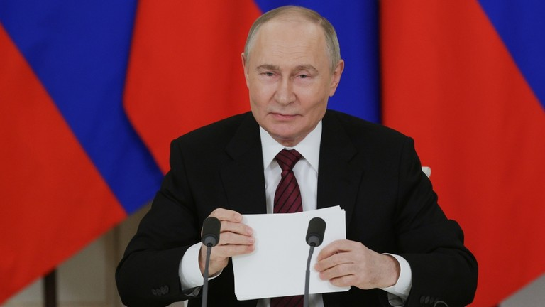 Ha, người đàn ông lịch lãm Putin cuối cùng cũng bị bắt gặp... chửi thề