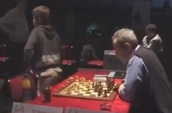 Cậu bé 13 tuổi tỏ ra buồn chán khi thi đấu với huyền thoại cờ vua Garry Kasparov