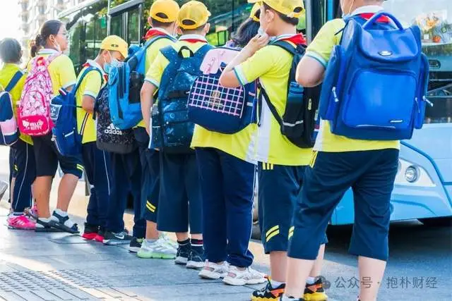 Lý do tỉnh đông dân nhất Trung Quốc bãi bỏ đồng phục, bữa ăn bán trú rất đáng suy ngẫm!