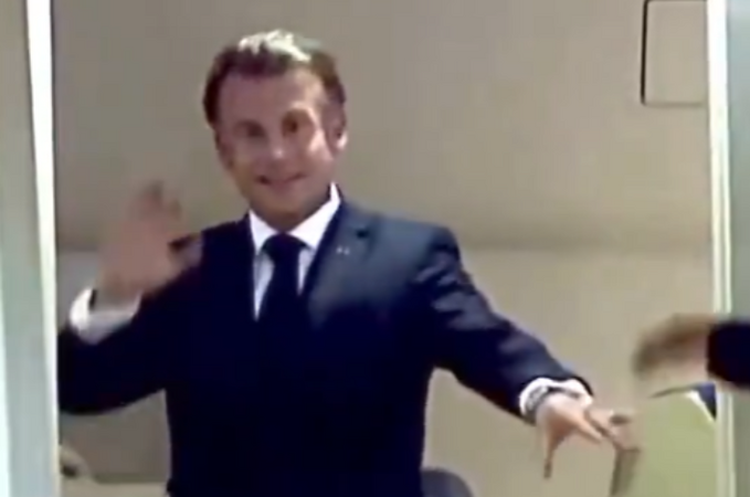 Bị vợ "tác động vật lý" khi xuống sân bay Nội Bài, Tổng thống Macron nói gì?