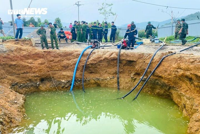 Lắp 5 máy bơm hút nước hố sâu 10m tìm nạn nhân đi xe máy rơi xuống đêm qua ở Bắc Kạn