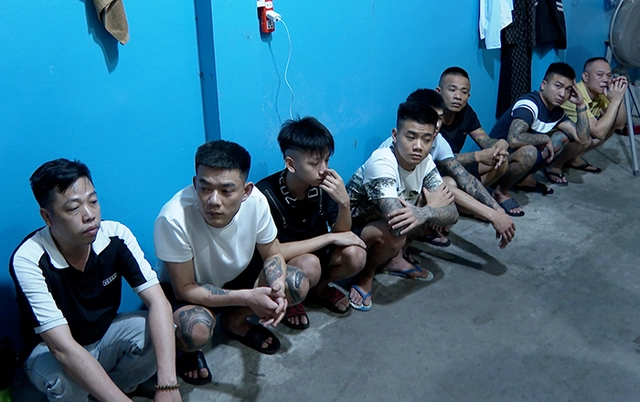 Phát hiện 28 nữ nhân viên trong khu nhà trọ rào kín dây thép gai