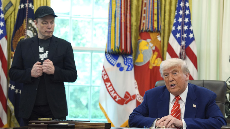 Choáng thật! Elon Musk đồng tình 'Trump nên bị luận tội'