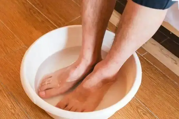Điều gì sẽ xảy ra nếu bạn ngâm chân nước muối hạt hằng ngày?