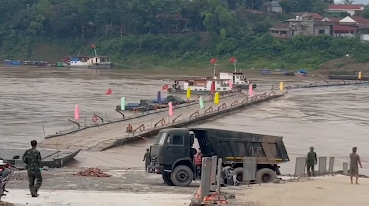 Video lũ cuốn xiết, phải cắt cầu phao Phong Châu khẩn cấp sáng nay