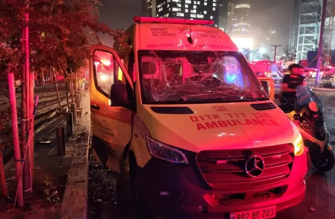 Tên lửa Iran rơi xuống Tel Aviv trong đợt tấn công mới nhất, ít nhất 63 người bị thương, một người tử vong