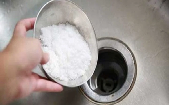 Đổ muối vào ống thoát nước: Mẹo đơn giản mang lại hiệu quả bất ngờ khi cần thông cống