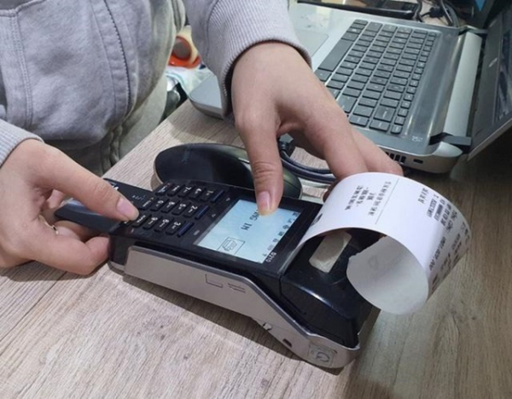 Hộ kinh doanh lưu ý: Khách chuyển thừa tiền thì làm sao?