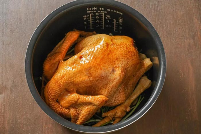 Cách nướng gà bằng nồi cơm điện, khỏi cần lò nướng hay nồi chiên không dầu