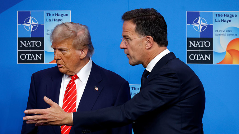 Nịnh hót không giới hạn: Tổng thư ký NATO gọi Donald Trump là "bố"