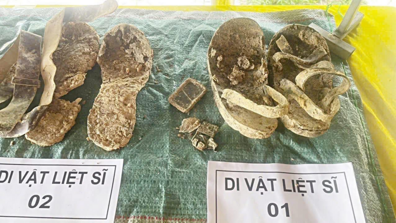 Tìm thấy 11 hài cốt liệt sĩ trong rừng tràm Quảng Trị, được an táng cùng các vật dụng cá nhân 😢