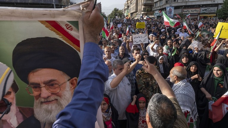 Lãnh tụ tối cao Iran tuyên bố chiến thắng lịch sử trước Israel và Hoa Kỳ, bất chấp tướng lĩnh bị ám sát, không phận mất kiểm soát