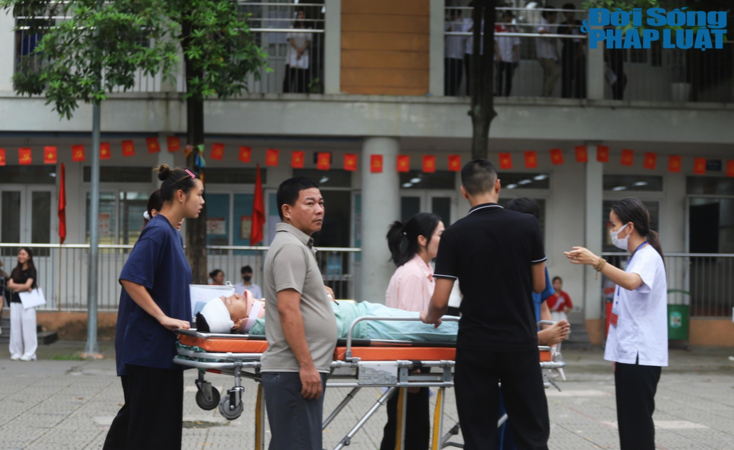 Thí sinh được cáng đến phòng thi Tốt nghiệp THPT 2025