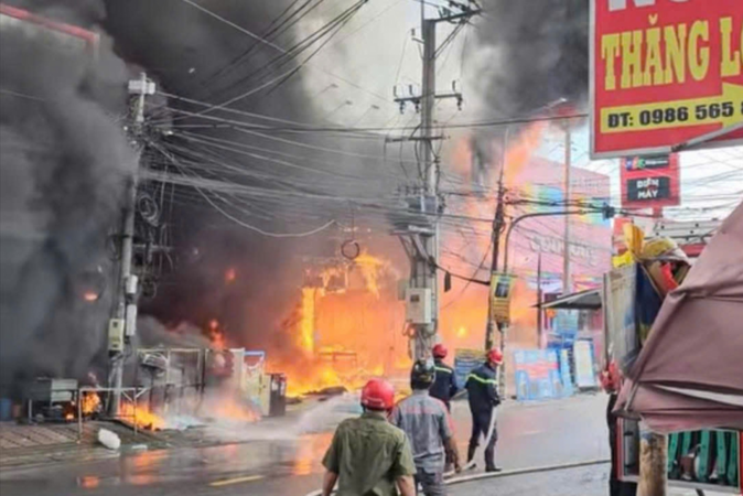 Cháy cửa hàng Điện Máy Xanh giữa trưa Đồng Nai