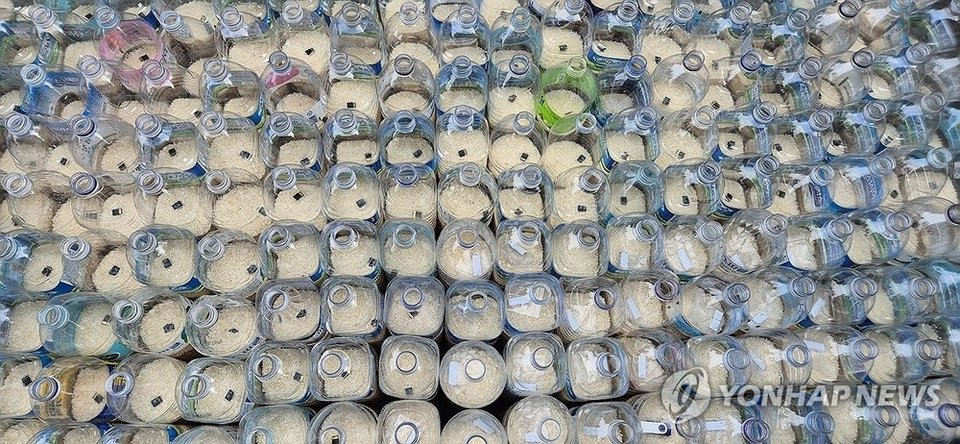 Hàn Quốc bắt 6 người Mỹ cố thả chai nhựa chứa tiền, gạo về phía Triều Tiên