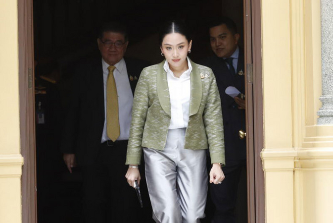 Thương nữ Thủ tướng Thái xinh đẹp vừa bị tạm đình chỉ chức vụ