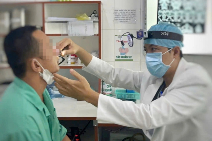 Bị 2 chiếc đũa cắm sâu trong mũi cả năm mà không biết