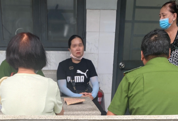 Xót thương người thân mang hộ khẩu đến nhận thi thể gia đình người cậu sau vụ cháy cư xá Độc Lập