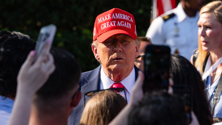 Trump thừa nhận xung đột ở Ukraine khó giải quyết, gửi 10 Patriot sang Ukraine