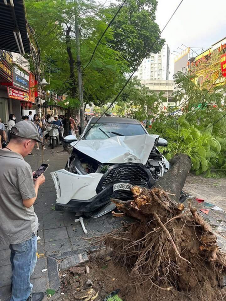 Video người phụ nữ lái ô tô va liên hoàn sáng nay trên đường Trần Đại Nghĩa (HN)