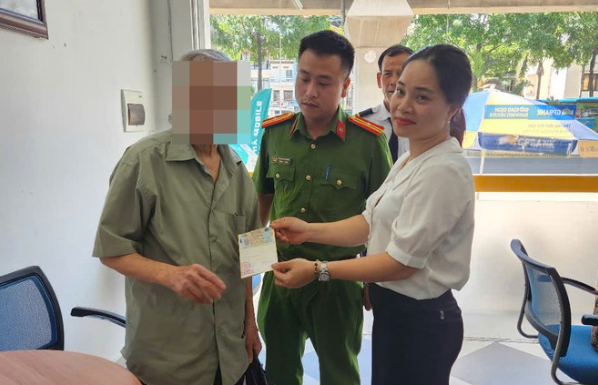 Hôm qua ông cụ gần 80 suýt chuyển 250 triệu cho lừa đảo