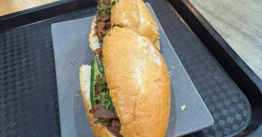 Một ổ bánh mì 208.000 đồng và một tay viết một tay xóa