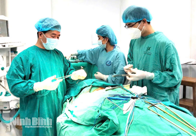 Khủng khiếp, ăn xiên nướng kiểu gì mà bị xiên đâm xuyên vai cổ?