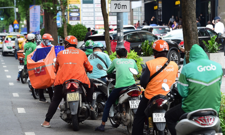 Cấm xe máy xăng vào trung tâm, những ai bị ảnh hưởng nặng nề nhất?