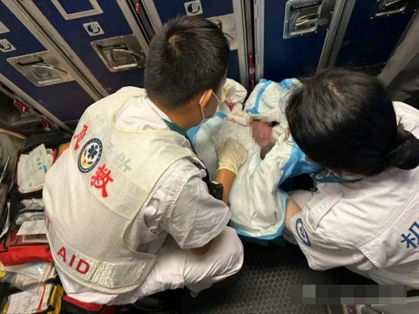 Nữ hành khách 16 tuổi bất ngờ hạ sinh trên máy bay, nghi ngờ mắc STD gây xôn xao mạng xã hội Trung Quốc